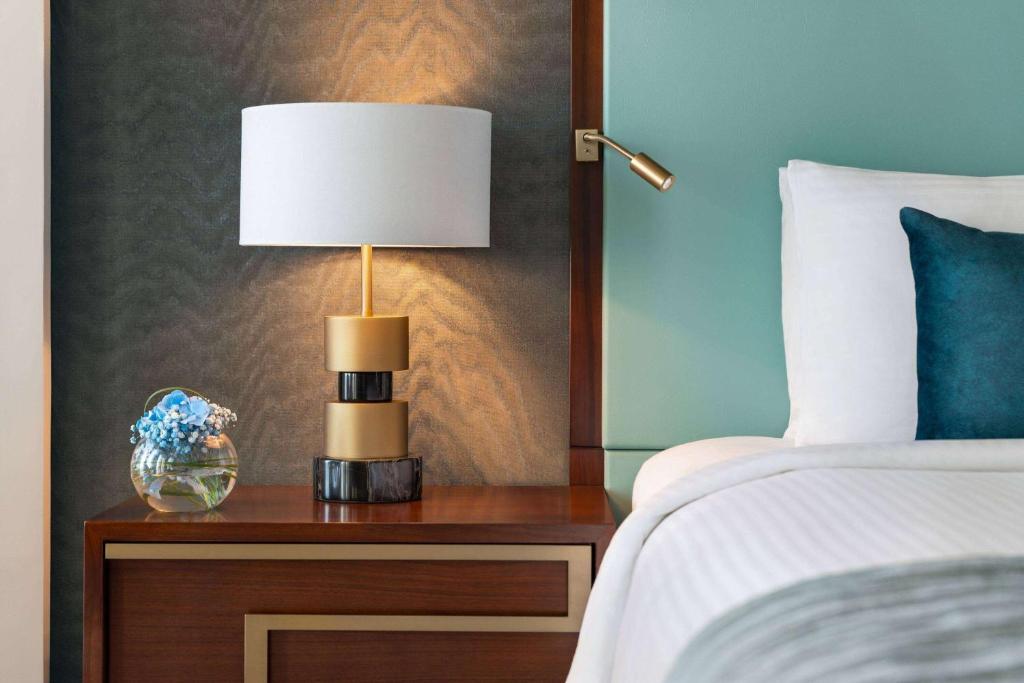 Postel nebo postele na pokoji v ubytování Wyndham Grand Doha West Bay Beach