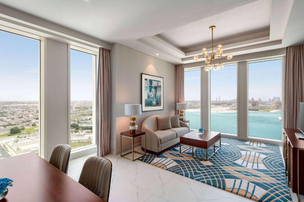 Bazén v ubytování Wyndham Grand Doha West Bay Beach nebo v jeho okolí