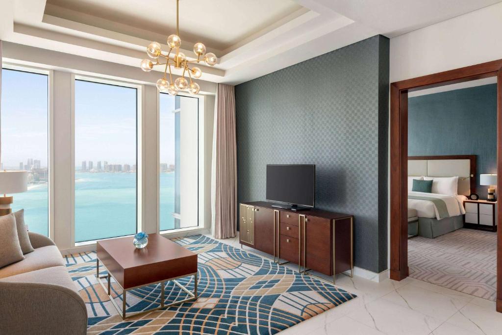 TV a/nebo společenská místnost v ubytování Wyndham Grand Doha West Bay Beach