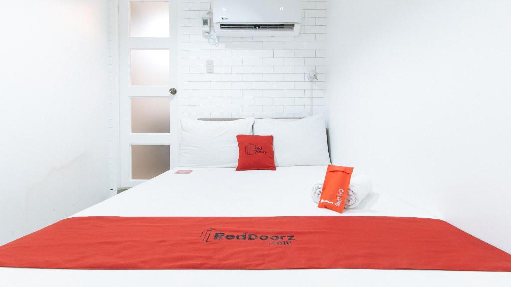 Postel nebo postele na pokoji v ubytování RedDoorz Plus near St Lukes BGC