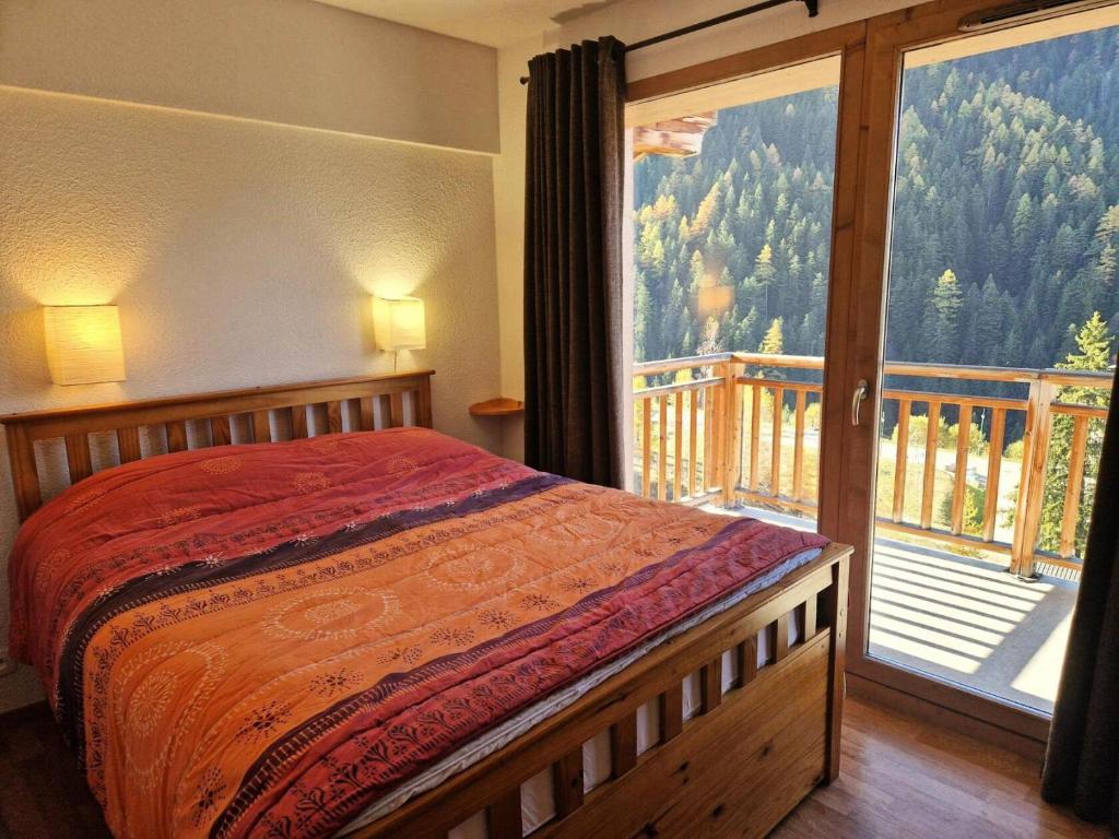 une chambre avec un lit et une grande fenêtre dans l'établissement Chalets De Florence - 4 pièces centre station 6/8 personnes MAE-2916, à Modane