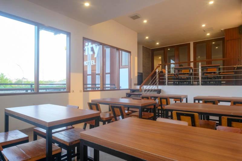 Restaurace v ubytování Upcity Hotel Simpang Lima By Sajiwa