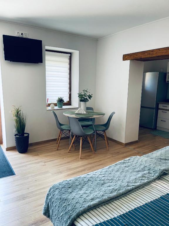 Pokój ze stołem, krzesłami i stołem oraz jadalnią w obiekcie Kaland apartman II. w mieście Sátoraljaújhely