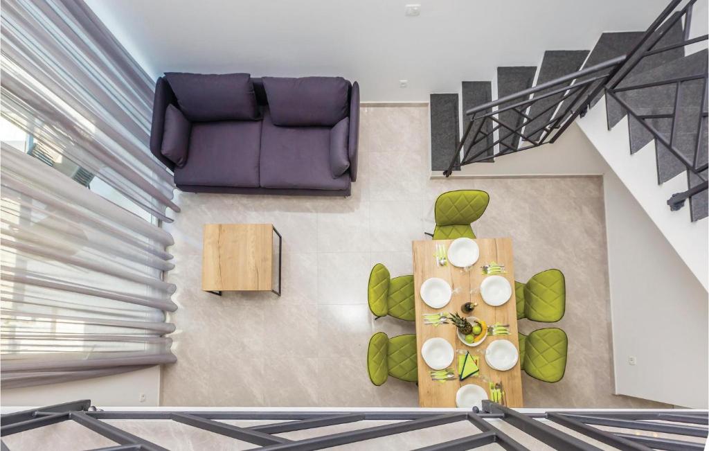 Część wypoczynkowa w obiekcie 2 Bedroom Stunning Apartment In Krk