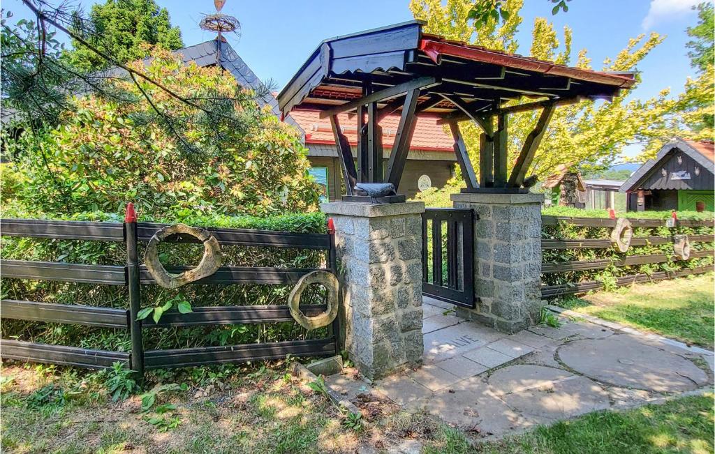 Una puerta a una casa con una valla y un cenador. en 3 Bedroom Cozy Home In Harzgerode, en Harzgerode
