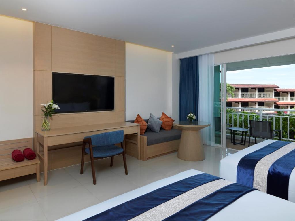 TV a/nebo společenská místnost v ubytování Chanalai Flora Resort, Kata Beach