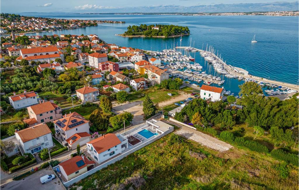 プレコにあるGorgeous Home In Prekoの小さな町の空中の景色