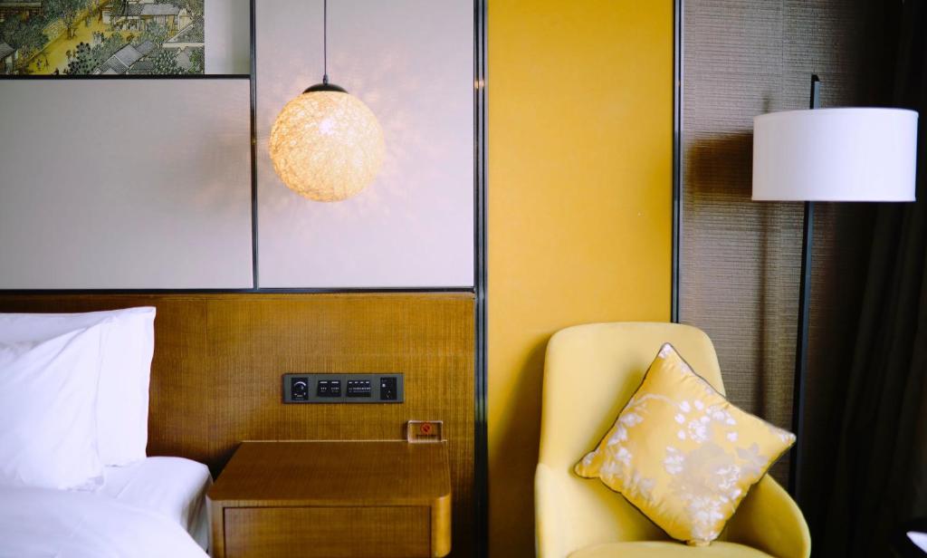 Postel nebo postele na pokoji v ubytování Hisilk Artwork Center Fliport Coso Hotel