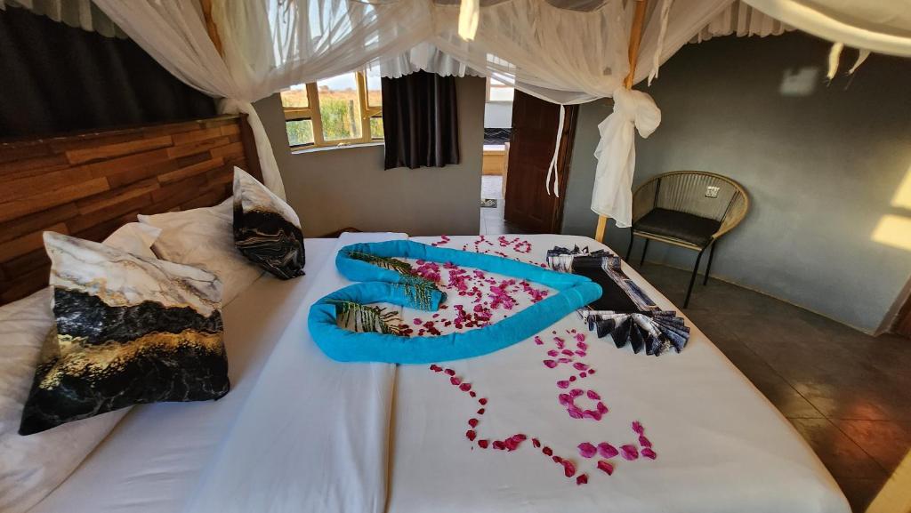 Postel nebo postele na pokoji v ubytování Amanya 3-Bedroom Hut Amboseli