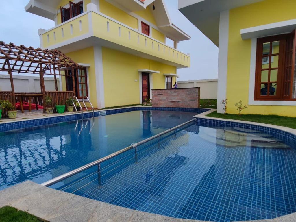 Bazén v ubytování SK Grand Private Pool Villa Mahabalipuram by Royal Experiences nebo v jeho okolí