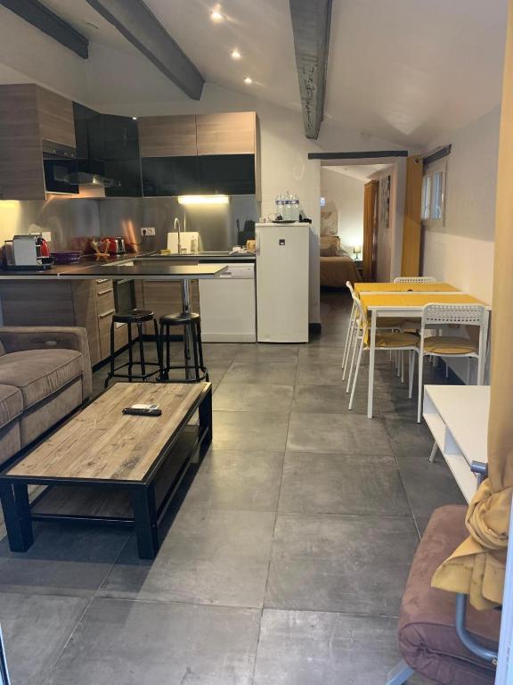 une cuisine et un salon avec une table dans la chambre dans l'établissement Maisonnette très cosy au calme, à Aubagne