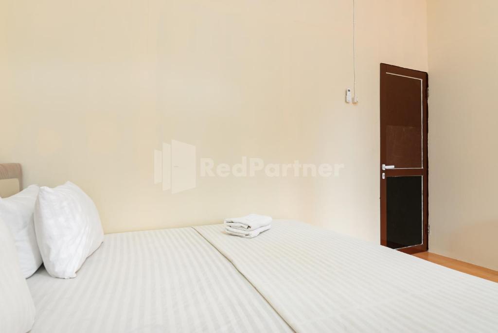 SR Residence near Mall Ciputra Cibubur Mitra RedDoorz - Superior Double Room