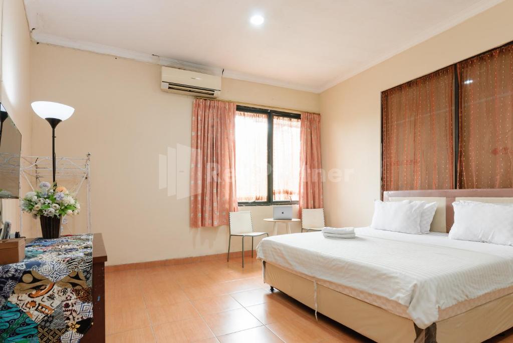 SR Residence near Mall Ciputra Cibubur Mitra RedDoorz - Housity
