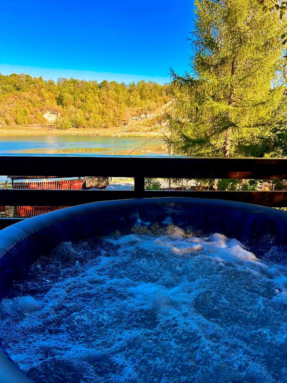 Lunca MareSofia Lake House的河景热水浴池