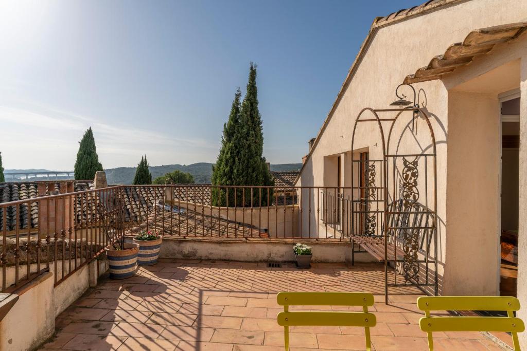 un patio avec deux bancs et une clôture dans l'établissement Maison avec vue sur les Alpilles, aux Angles (Gard)