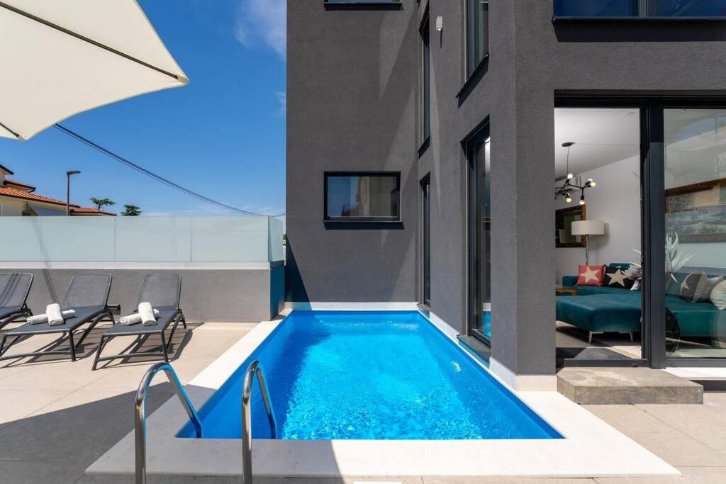 una piscina nel cortile di una casa di Casa Brave by Briskva a Funtana