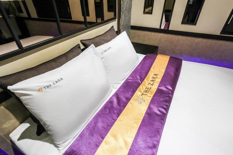 Postel nebo postele na pokoji v ubytování The Zara Hotel