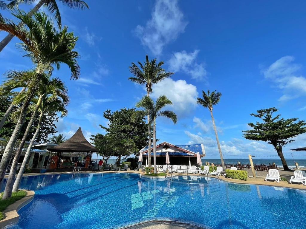 Bazén v ubytování Andaman Lanta Resort - SHA Extra Plus nebo v jeho okolí