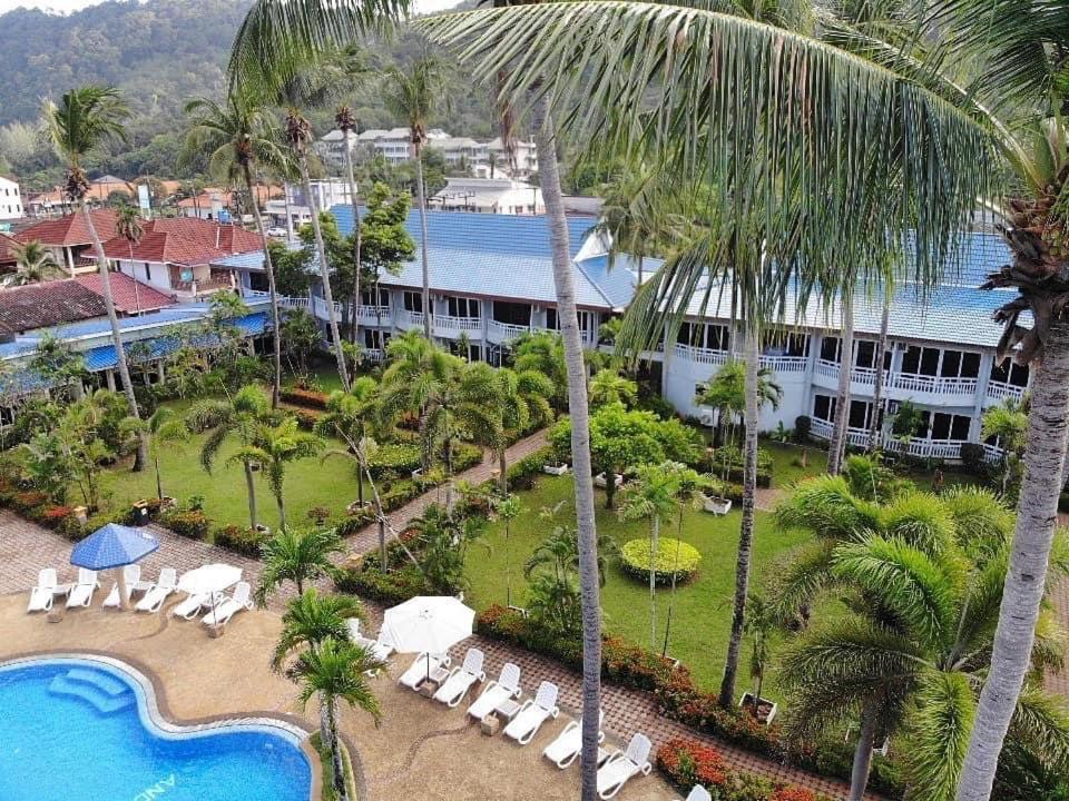 Bazén v ubytování Andaman Lanta Resort - SHA Extra Plus nebo v jeho okolí