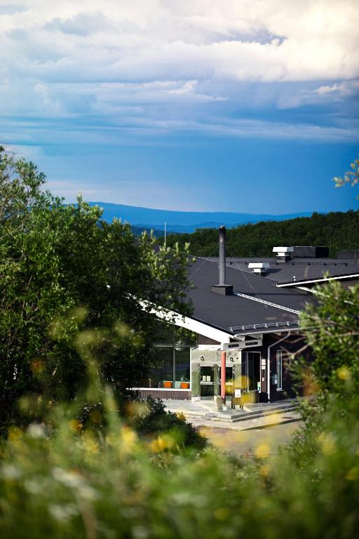 ein großes Gebäude mit schwarzem Dach in der Unterkunft Camp Ripan in Kiruna