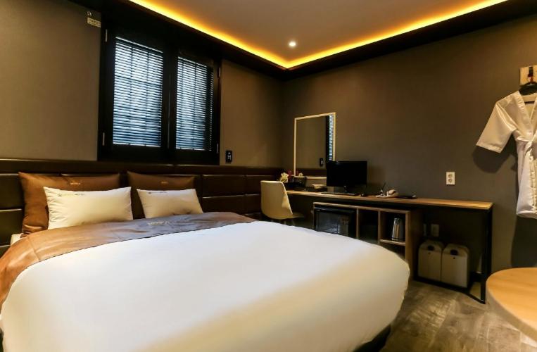Postel nebo postele na pokoji v ubytování Moira Hotel