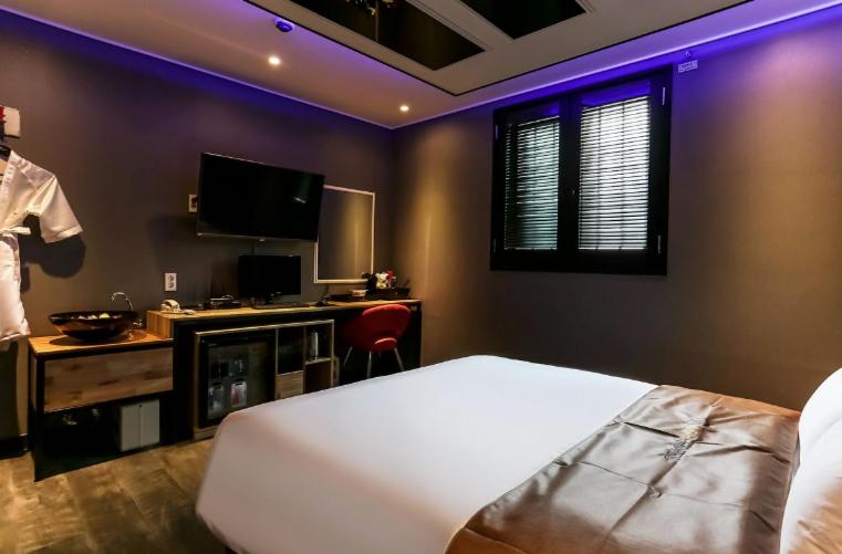 TV a/nebo společenská místnost v ubytování Moira Hotel