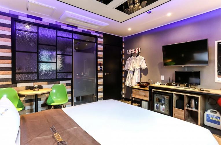 TV a/nebo společenská místnost v ubytování Moira Hotel