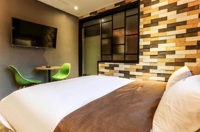 Postel nebo postele na pokoji v ubytování Moira Hotel