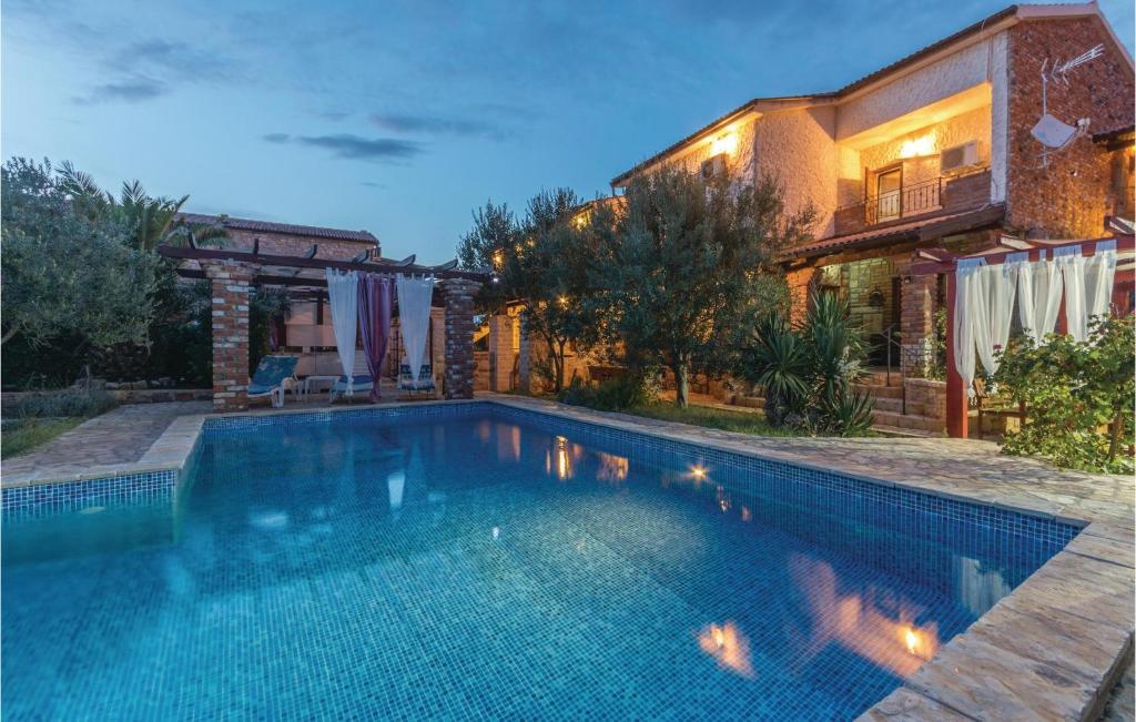 Basen w obiekcie Five-Bedroom Holiday Home In Vir lub w pobliżu
