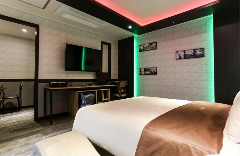 TV a/nebo společenská místnost v ubytování Moira Hotel