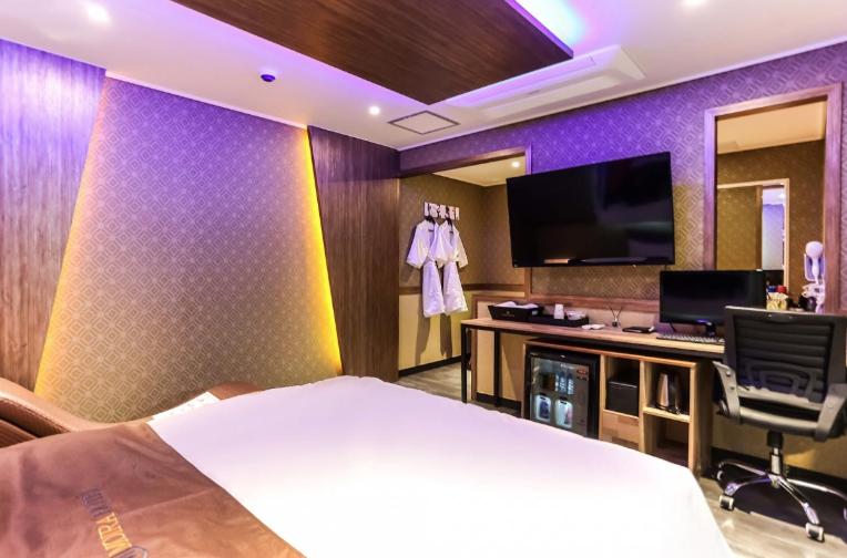 TV a/nebo společenská místnost v ubytování Moira Hotel