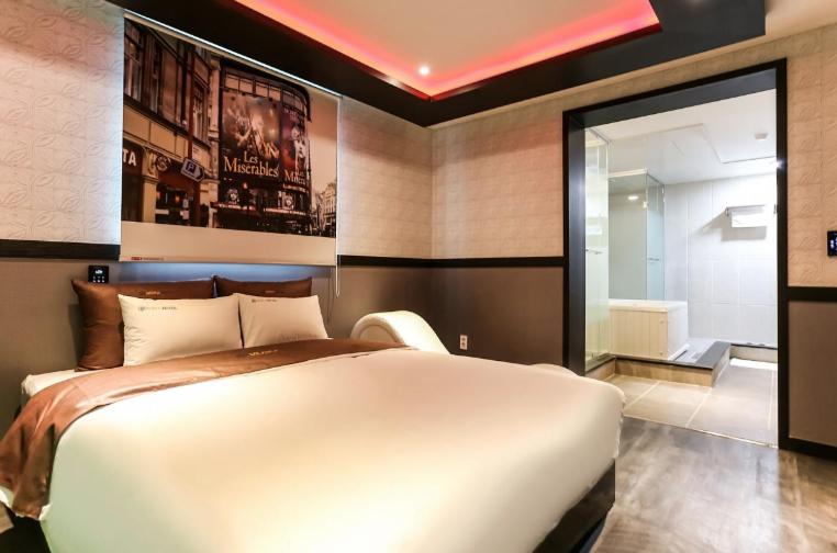 Postel nebo postele na pokoji v ubytování Moira Hotel