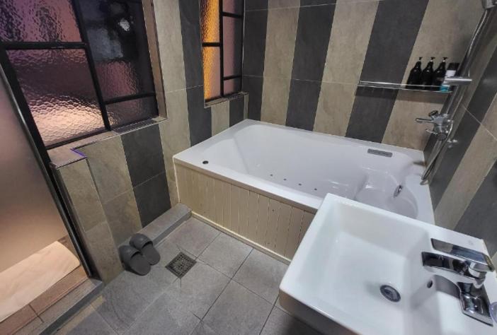 Koupelna v ubytování Moira Hotel