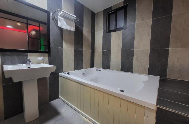 Koupelna v ubytování Moira Hotel