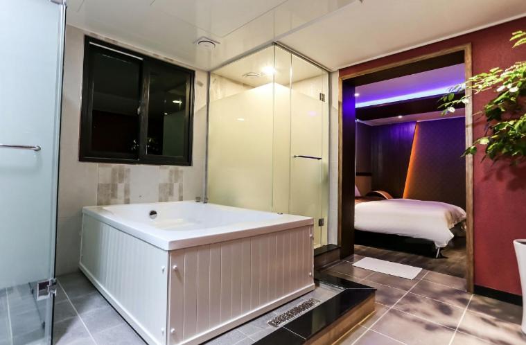 Postel nebo postele na pokoji v ubytování Moira Hotel