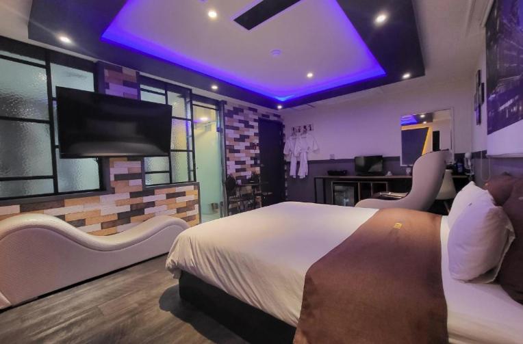 TV a/nebo společenská místnost v ubytování Moira Hotel