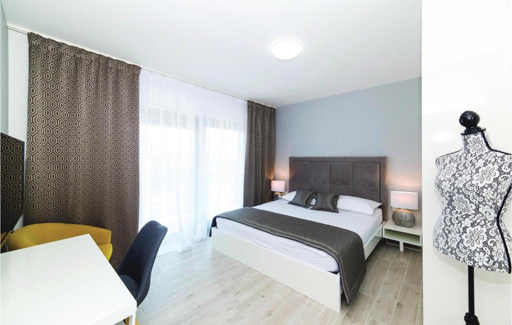 Postel nebo postele na pokoji v ubytování Eight-Bedroom Holiday Home In Kastel Novi
