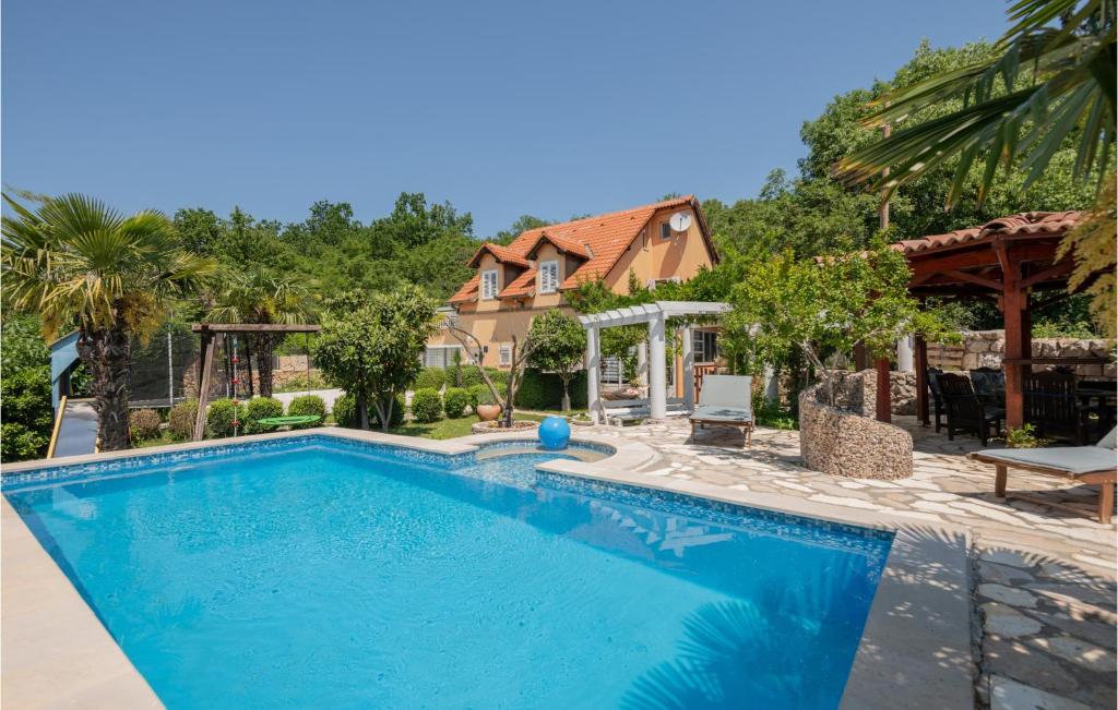 Beautiful Home In Zmijavci With Jacuzzi