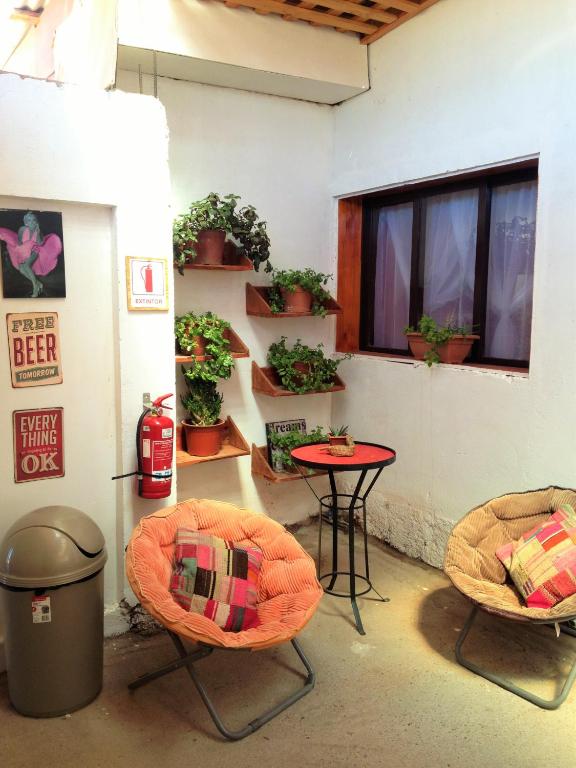 Uma área de estar em Hostal Siete Colores