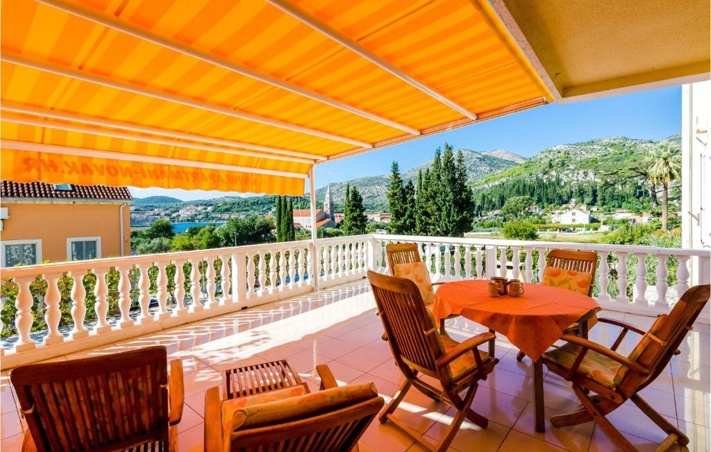 Two-Bedroom Apartment In Slano