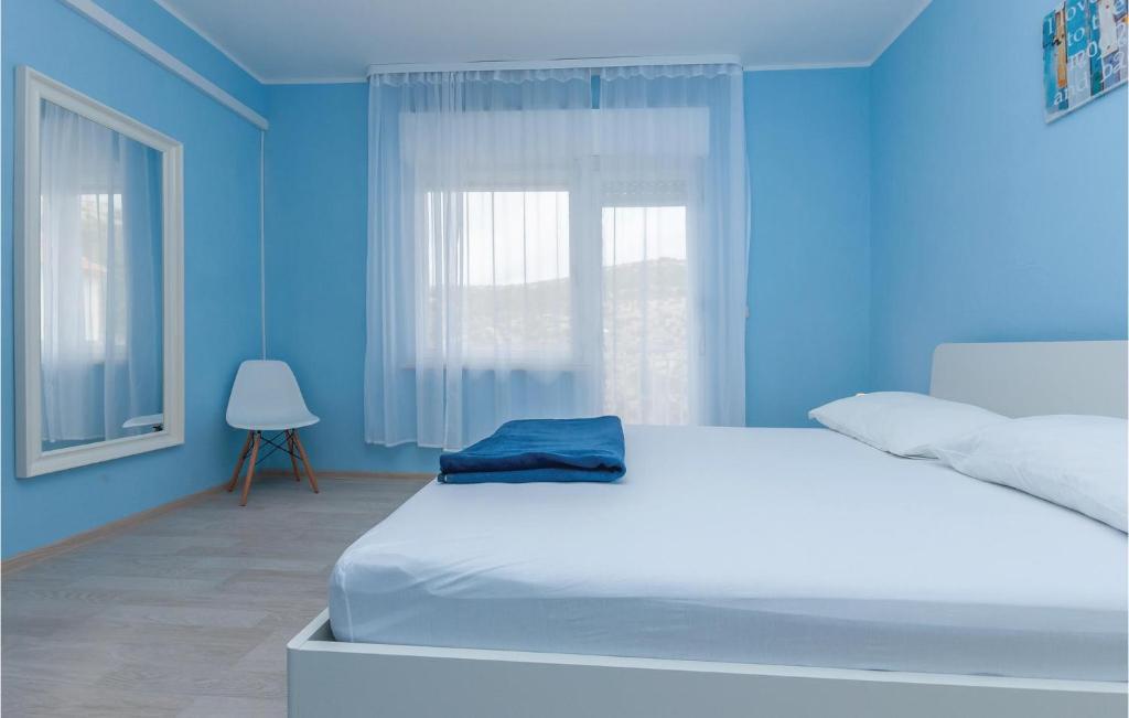 Postel nebo postele na pokoji v ubytování Holiday Home Dolac With Sea View 06