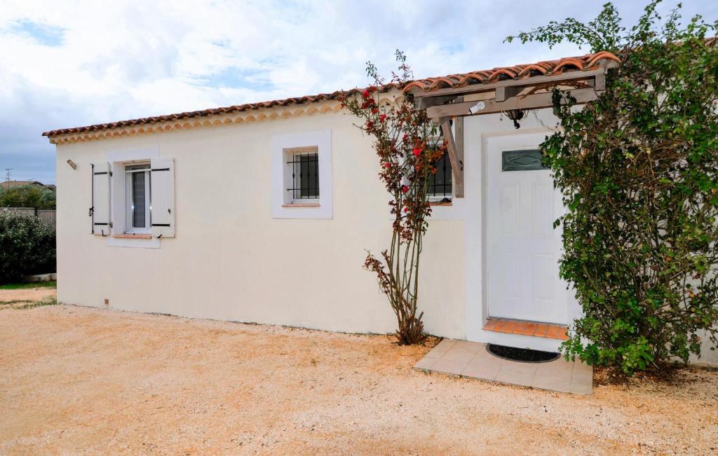 une maison blanche avec un grand garage blanc dans l'établissement Nice Home In La Capelle-Et-Masmolèn, à La Capelle-et-Masmolène