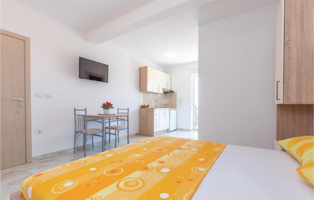 Posteľ alebo postele v izbe v ubytovaní Nice Studio In Krvavica With Kitchen