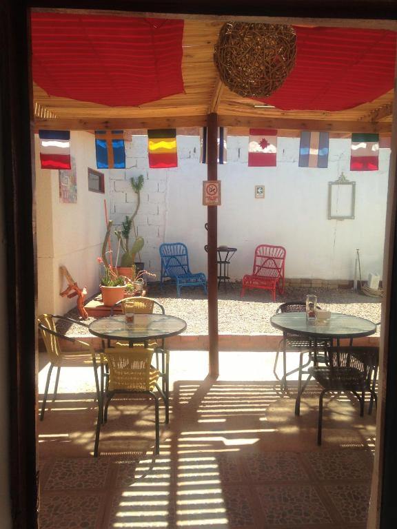 Um restaurante ou outro lugar para comer em Hostal Siete Colores