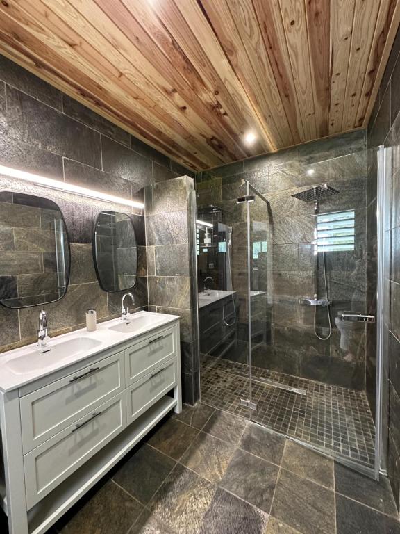 Koupelna v ubytování Les lodges de Salazie
