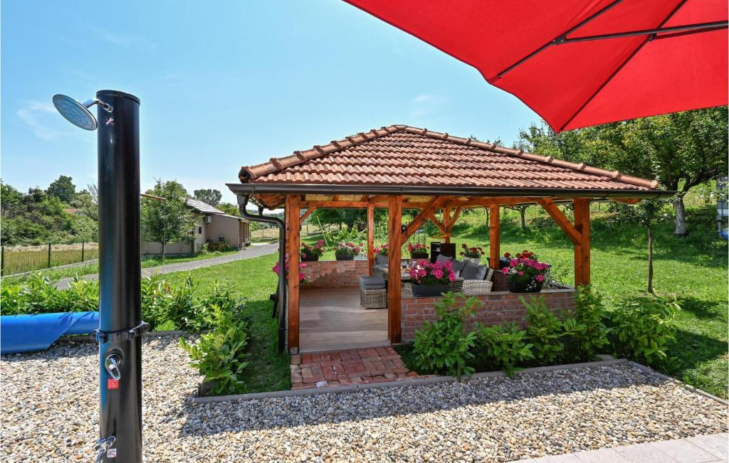 Vonkajšia záhrada v ubytovaní Cozy Home In Breznicki Hum
