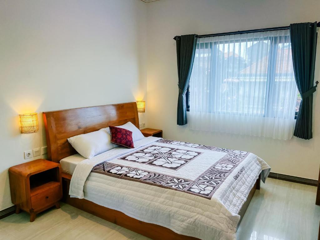 Postel nebo postele na pokoji v ubytování Sunarta House Homestay
