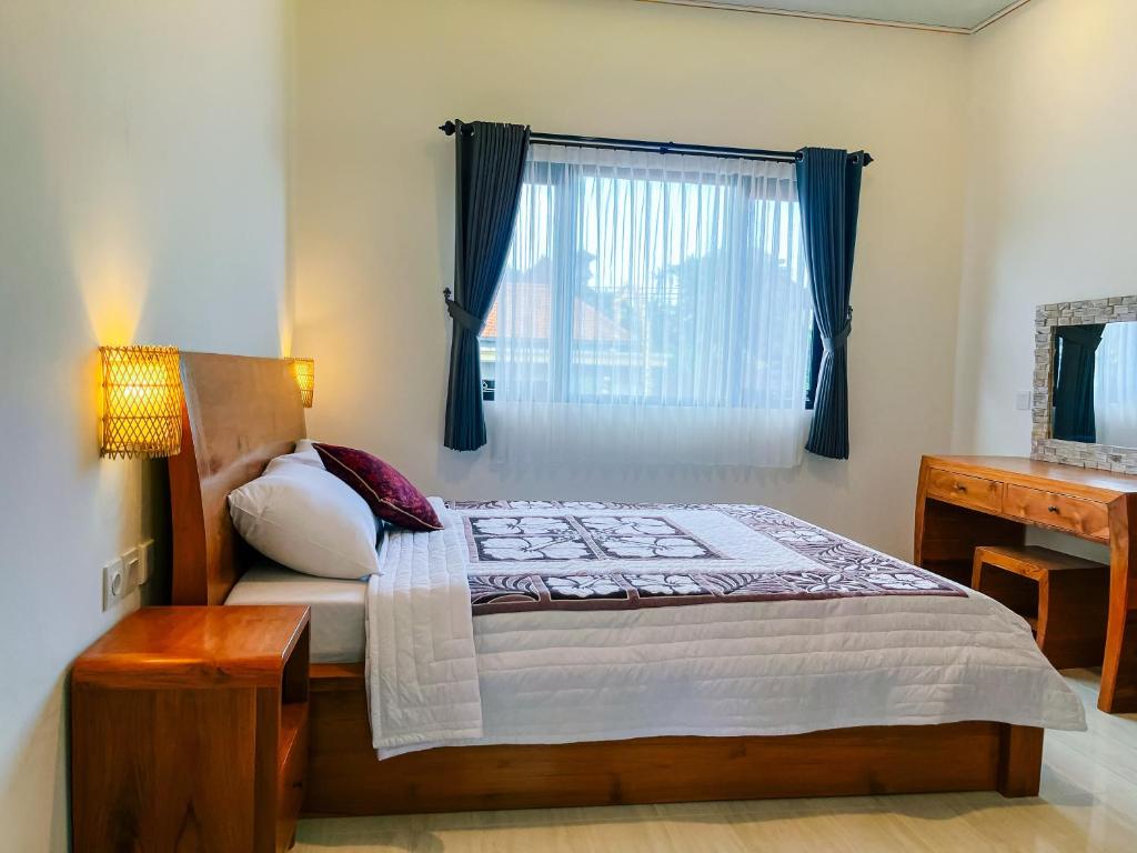 Postel nebo postele na pokoji v ubytování Sunarta House Homestay