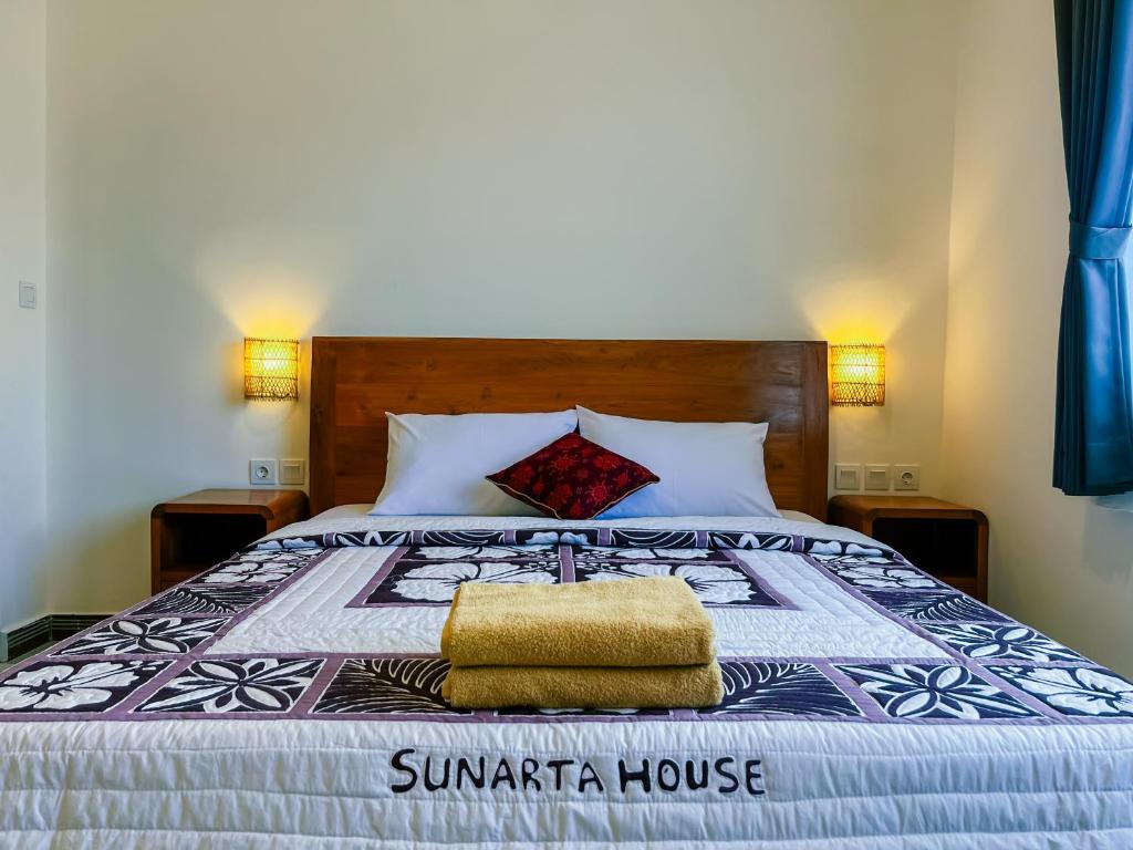 Postel nebo postele na pokoji v ubytování Sunarta House Homestay