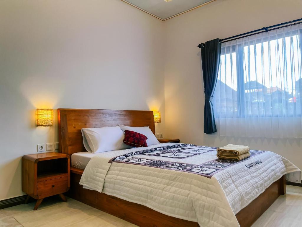 Postel nebo postele na pokoji v ubytování Sunarta House Homestay
